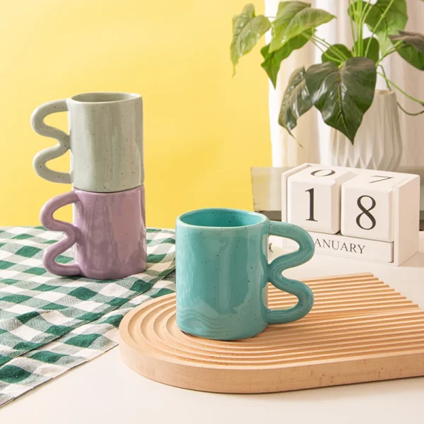 Großhandel spielerisch und Spaß Keramikbecher in verschiedenen Farben - Funktionelle Drinkware & Home Décor Akzent