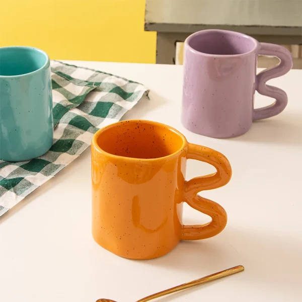 Großhandel spielerisch und Spaß Keramikbecher in verschiedenen Farben - Funktionelle Drinkware & Home Décor Akzent