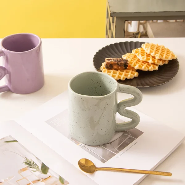 Großhandel spielerisch und Spaß Keramikbecher in verschiedenen Farben - Funktionelle Drinkware & Home Décor Akzent