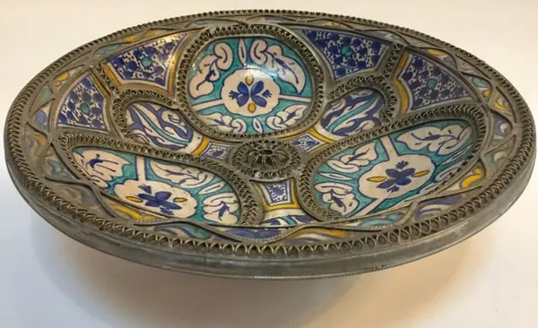 ceramic plates with metallic decoration